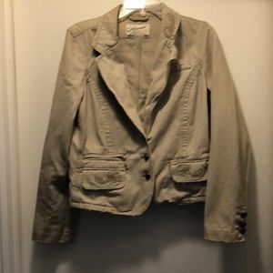 Beige blazer with stitching on the pockets